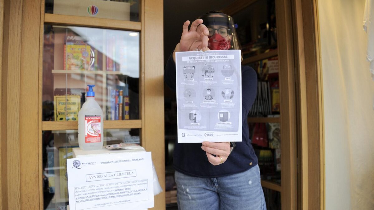 La psicosi Covid più forte della legge. Clienti invitati a indossare il bavaglio