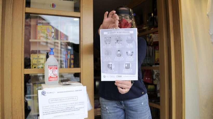 La psicosi Covid più forte della legge. Clienti invitati a indossare il bavaglio