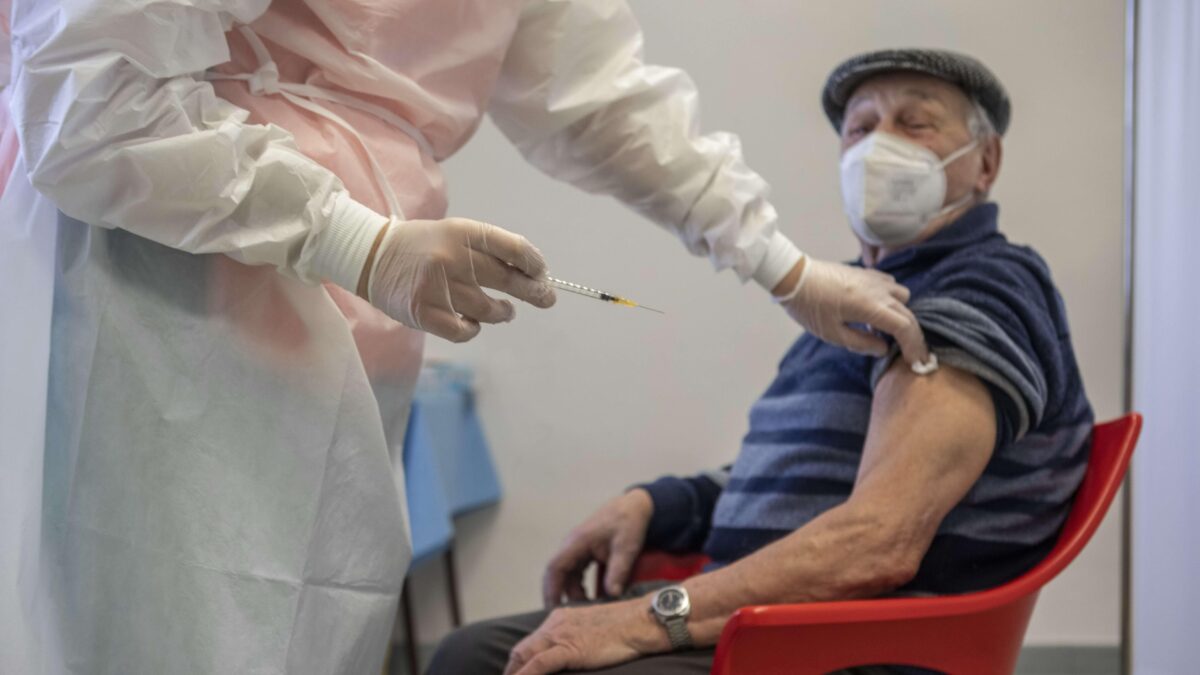 Quarta dose agli anziani anche se avevano il Covid: due nonni si sentono male