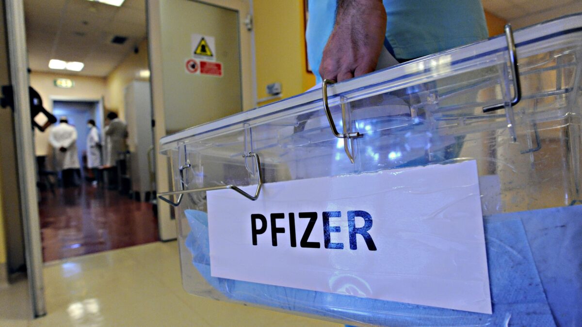 Presa in giro di Pfizer sui lotti sospetti: fornisce i documenti ma censura i dati