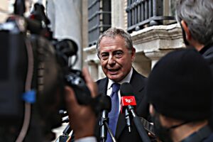Urso: «Prima di inviare carrarmati a Kiev Draghi deve riferire in Parlamento»