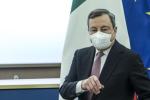Draghi si applaude. Recovery modificato a colpi di decreto e niente scostamento
