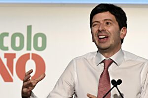 Più i booster fanno flop, più Speranza insiste