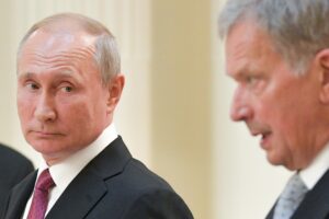 La Finlandia conferma il sì alla Nato. Mosca minaccia: «Missili al confine»