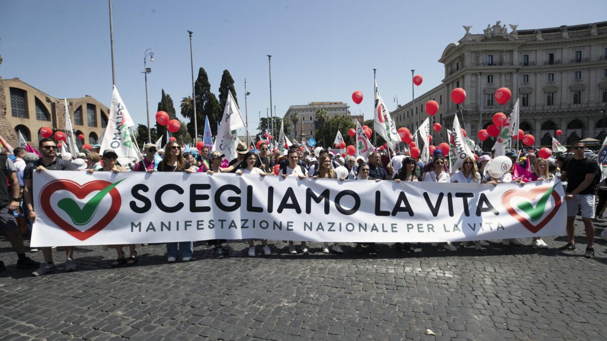 Migliaia in marcia a dire che la vita è un fine