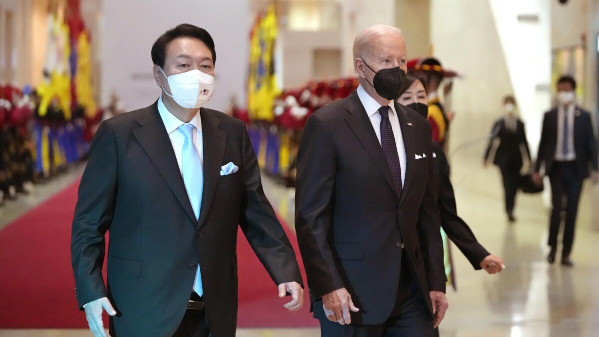 Biden va in Asia per arginare Pechino