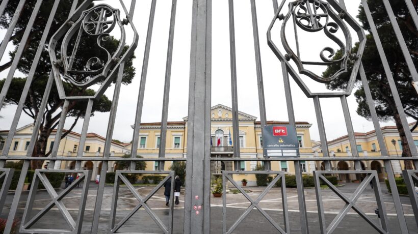 Acclamavano l’apartheid dei no vax, oggi s’inventano i gay «discriminati»