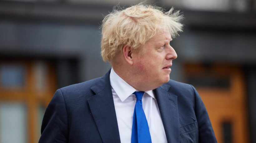 Dopo Azov, Putin al bivio: fermarsi o avanzare? Johnson si mette l’elmetto