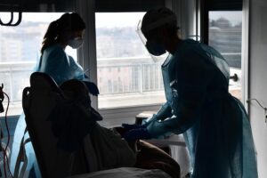 Guarisce il malato ma finisce nei guai perché ha usato il plasma iperimmune