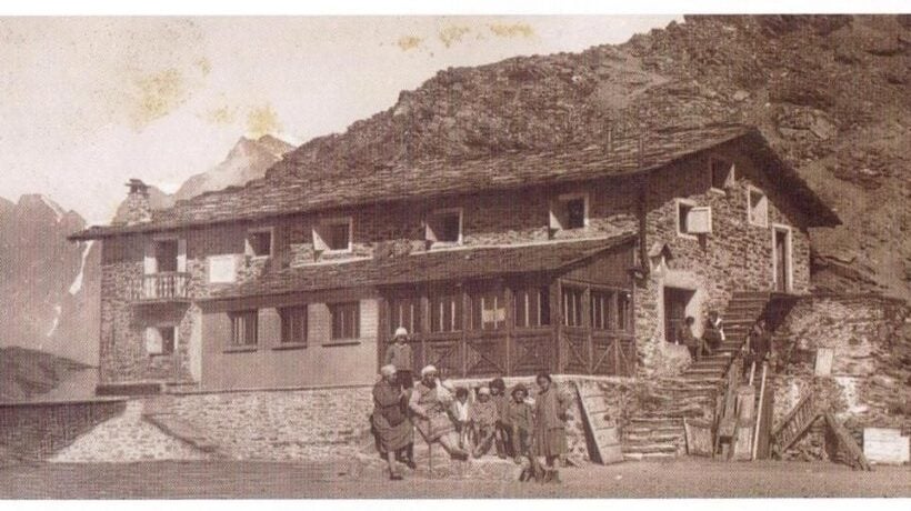 Il rifugio Marinelli nel 1925 (rifugiomarinellibombardieri.it)