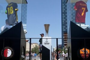Tirana invasa da 50.000 tifosi per la finale di Conference League