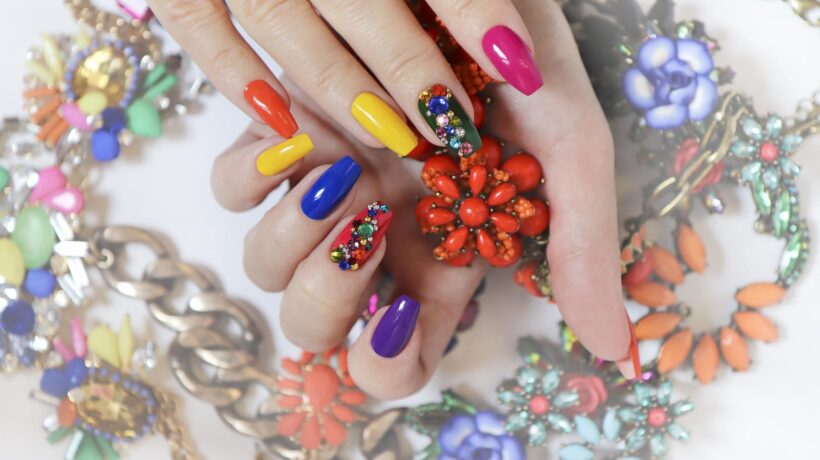 Mani in primo piano. Mini guida per il look delle unghie