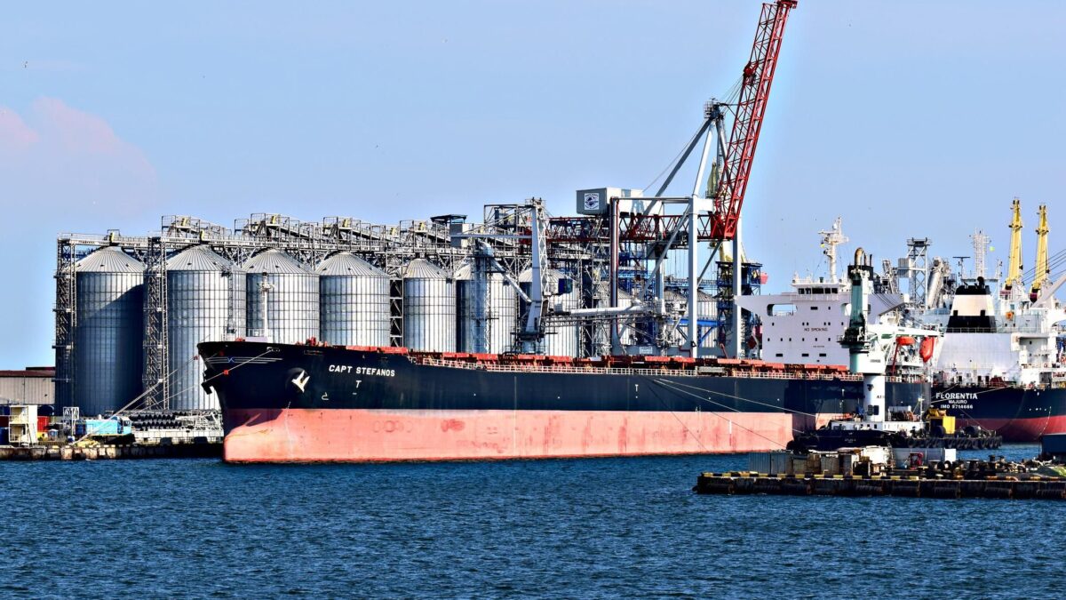 L’uscita di una nave rompe lo stallo dei porti