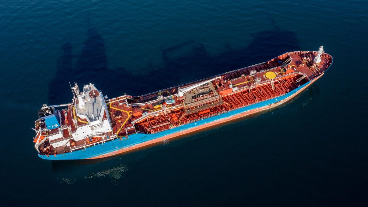 Escamotage russo contro le sanzioni: bandiere di comodo sulle petroliere