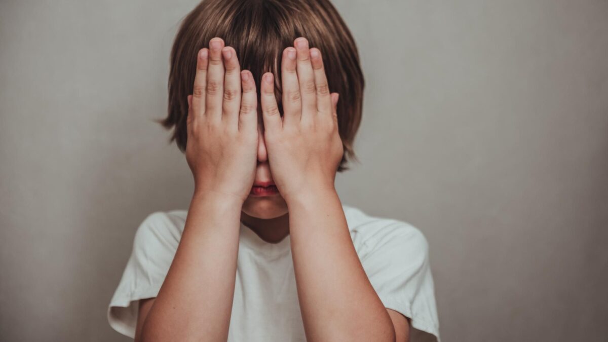 Tolto alla madre e non curato: rischio cecità