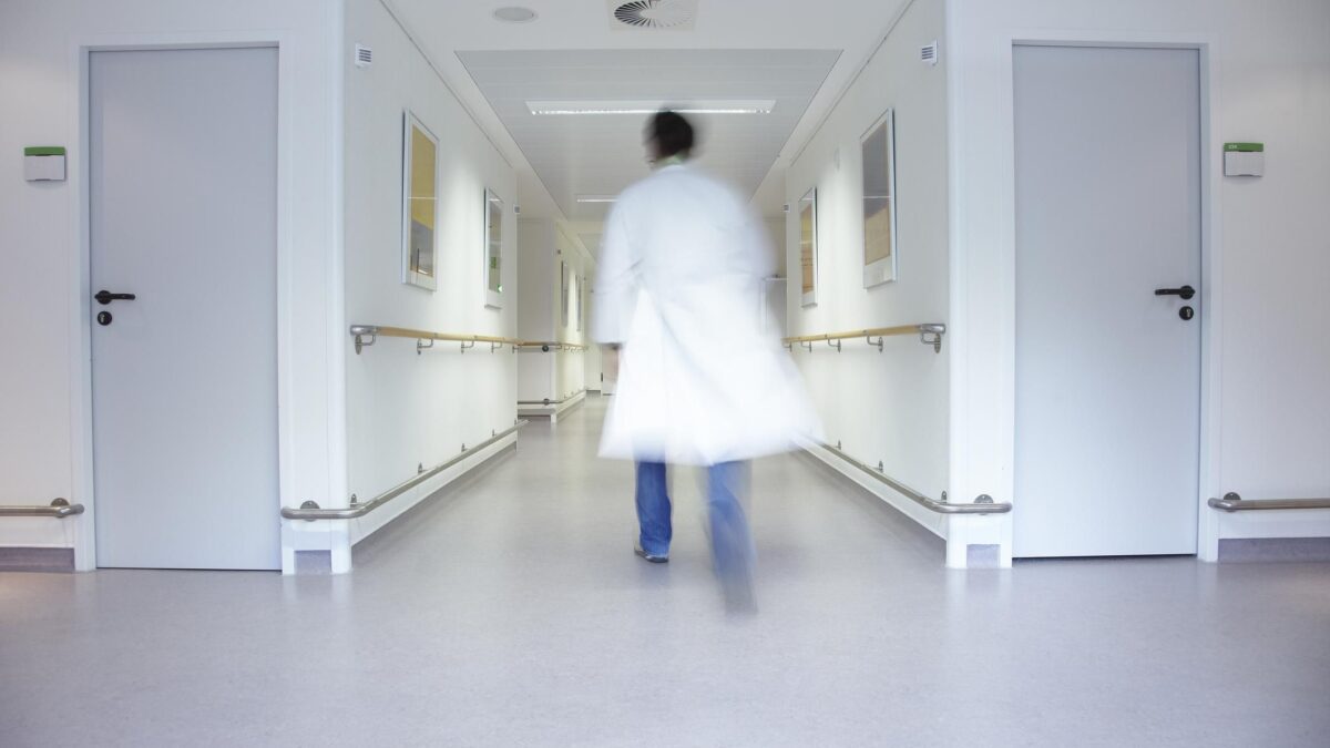 L’Ordine grazia i medici spaccaossa. Rischia solo chi ha curato i malati