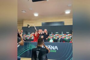 Per riportare una coppa europea in Italia serviva Mou. Che in conferenza fa uno dei suoi show