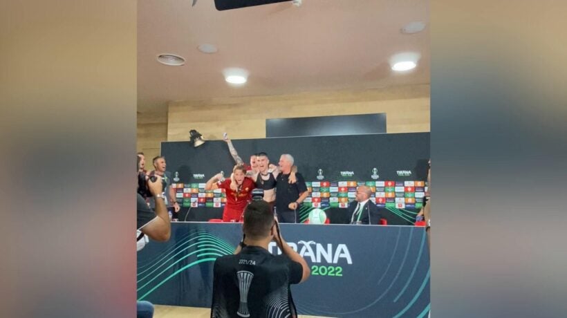 Per riportare una coppa europea in Italia serviva Mou. Che in conferenza fa uno dei suoi show