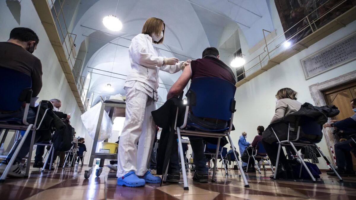 Sulla quarta iniezione si va a rilento. Ema: «In autunno il nuovo farmaco»