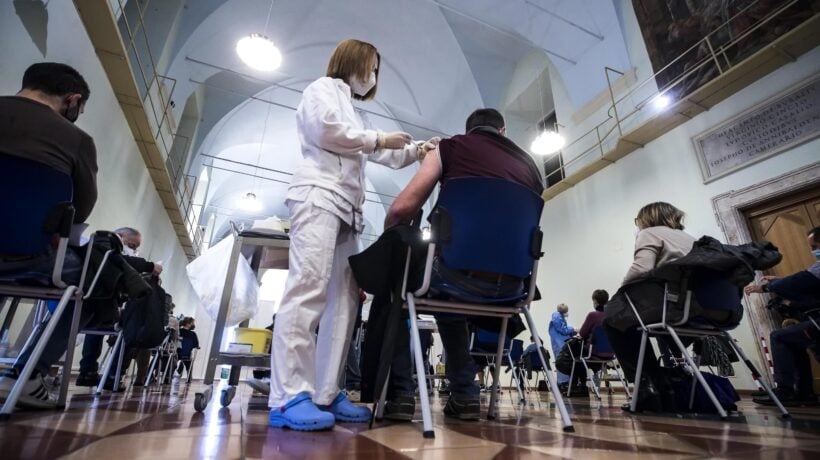Sulla quarta iniezione si va a rilento. Ema: «In autunno il nuovo farmaco»