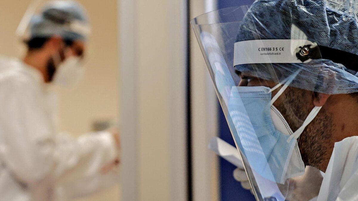 Rivolta di medici e infermieri sui vaccini