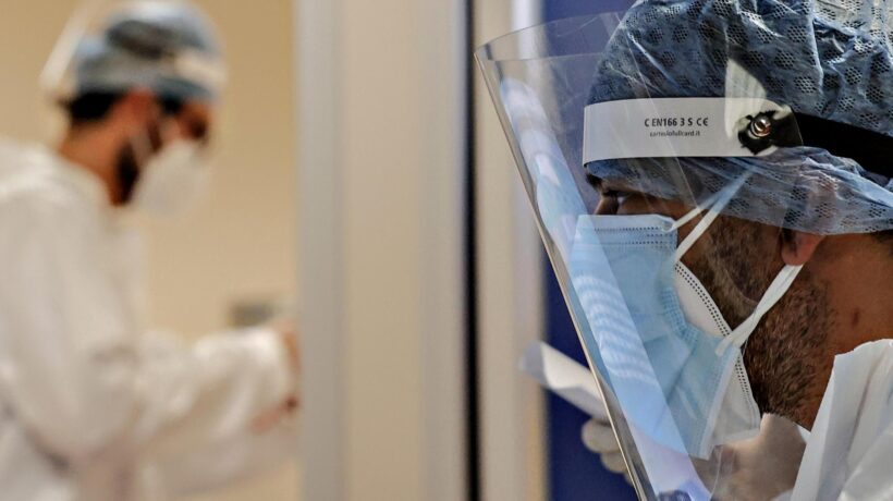 Rivolta di medici e infermieri sui vaccini