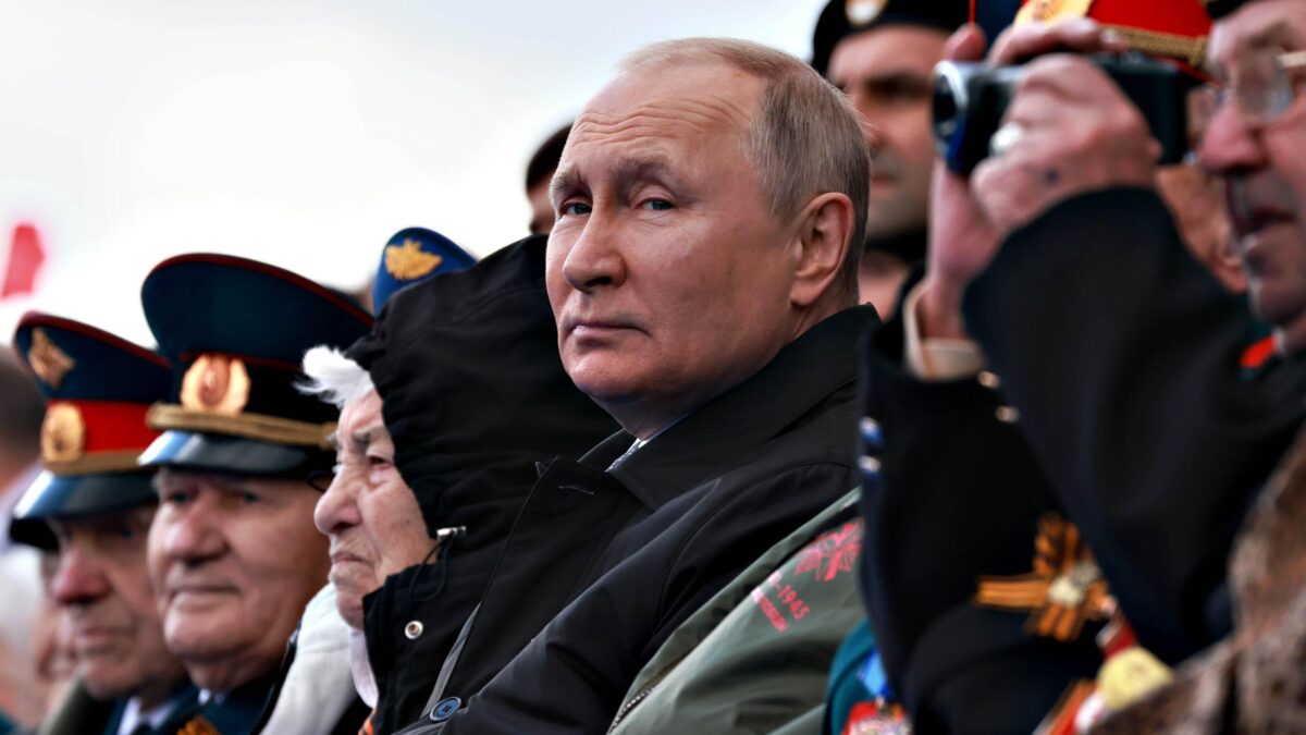 Putin lascia a secco la stampa con l’elmetto