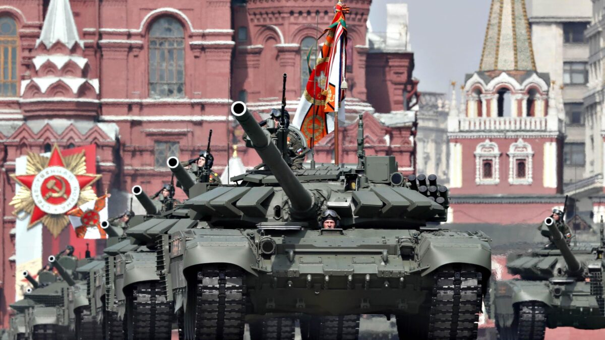 Pochi tank e niente voli acrobatici. L’Armata sfila ma col silenziatore