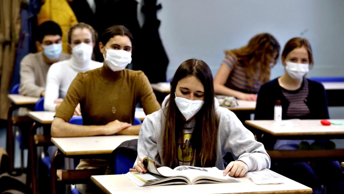 A scuola con la mascherina, ma Speranza non sa perché