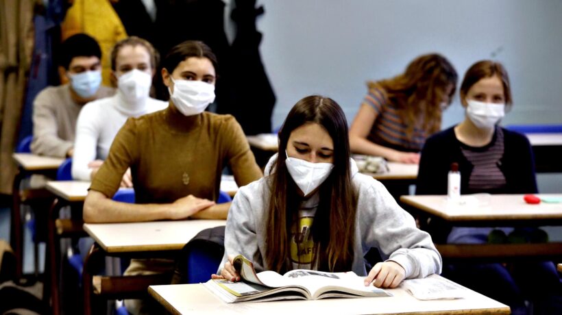 A scuola con la mascherina, ma Speranza non sa perché