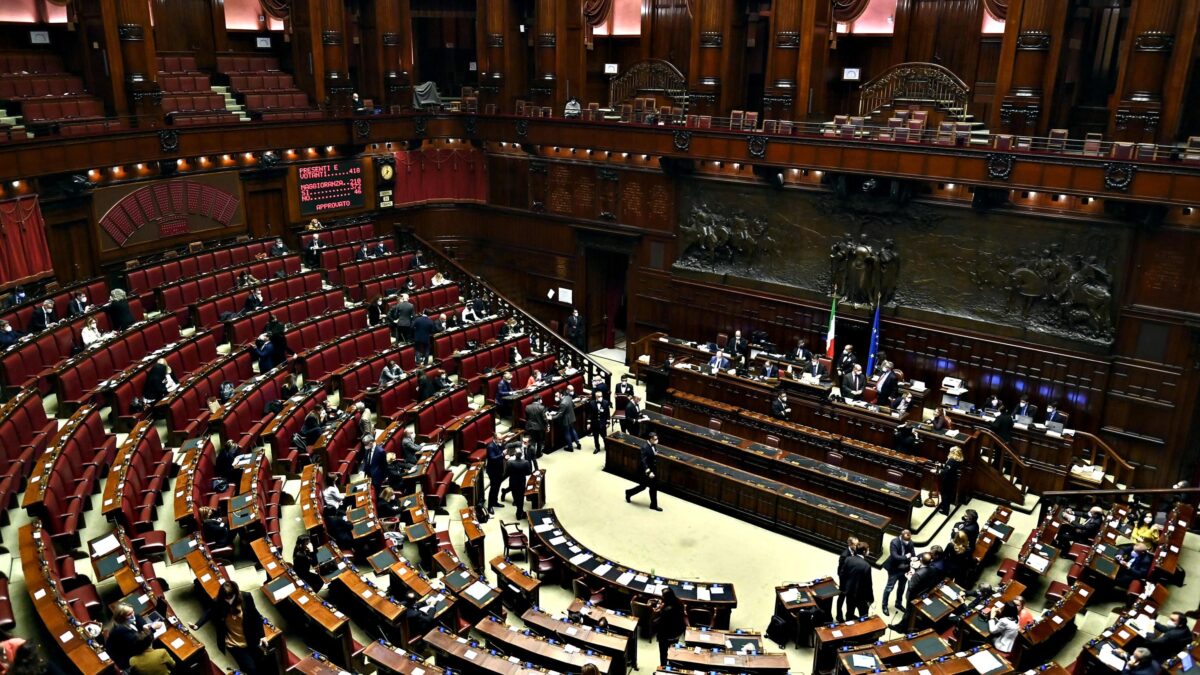 Maggioranza divisa su armi e guerra in attesa che Draghi parli al Parlamento