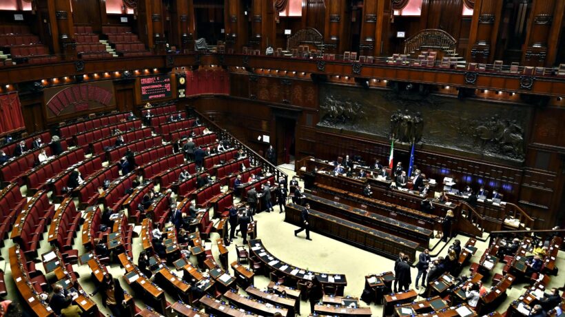 Maggioranza divisa su armi e guerra in attesa che Draghi parli al Parlamento