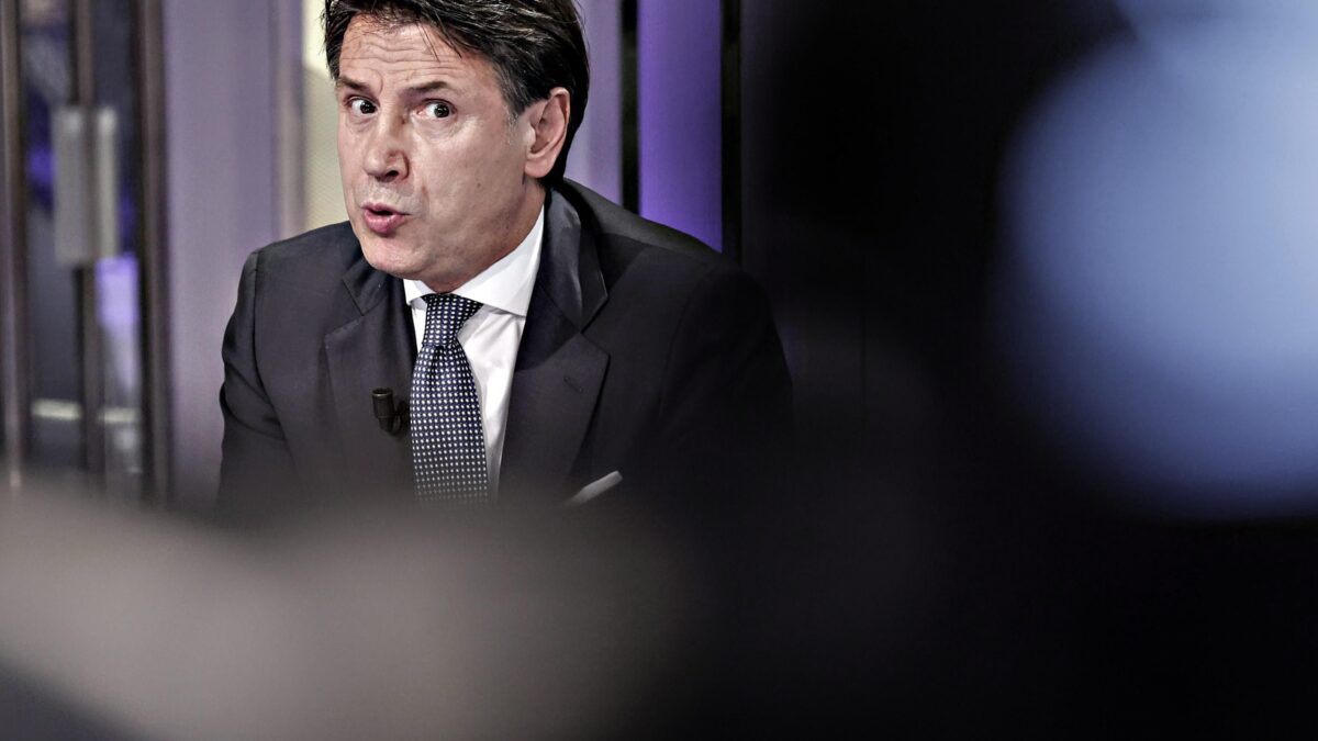 Centrodestra e Renzi umiliano Conte. Lui minaccia la crisi, ma chi lo segue?