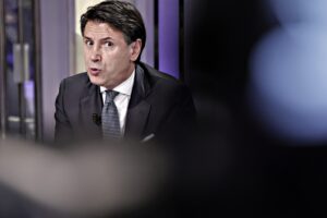 Centrodestra e Renzi umiliano Conte. Lui minaccia la crisi, ma chi lo segue?