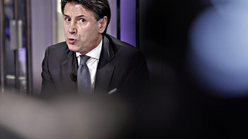Centrodestra e Renzi umiliano Conte. Lui minaccia la crisi, ma chi lo segue?