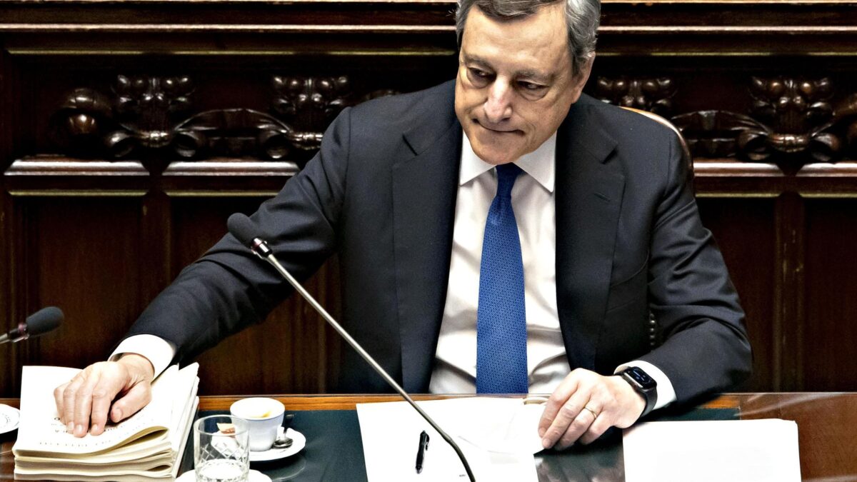 «Fiducia sulle spiagge». Draghi prepara la via di fuga dal governo