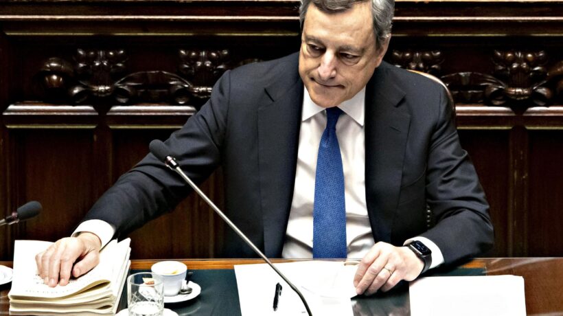 «Fiducia sulle spiagge». Draghi prepara la via di fuga dal governo