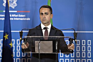 Siluro di Medvedev a Di Maio: «Il suo piano? Un flusso di coscienza da grafomani»