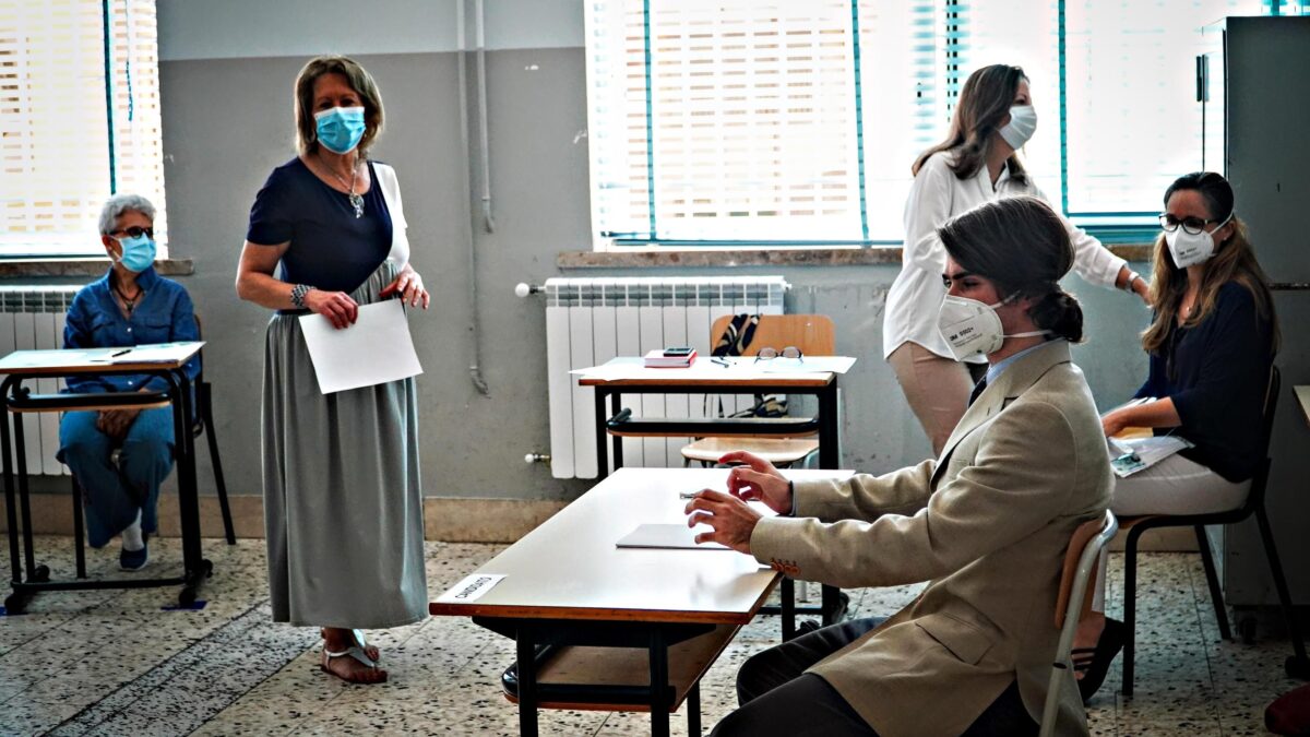 In mascherina anche alla maturità. Restano obbligatorie pure sui mezzi