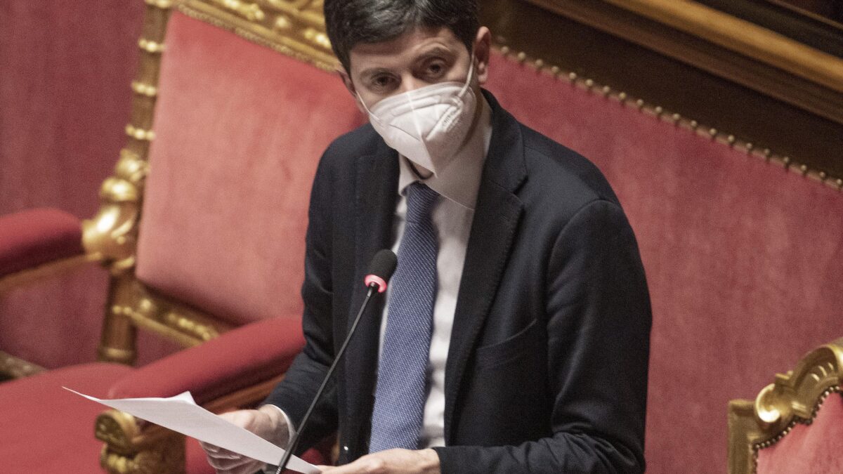 Crepa sul fronte dei medici: «Non sospendo colleghi che non si sono vaccinati»