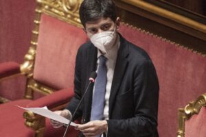 Crepa sul fronte dei medici: «Non sospendo colleghi che non si sono vaccinati»
