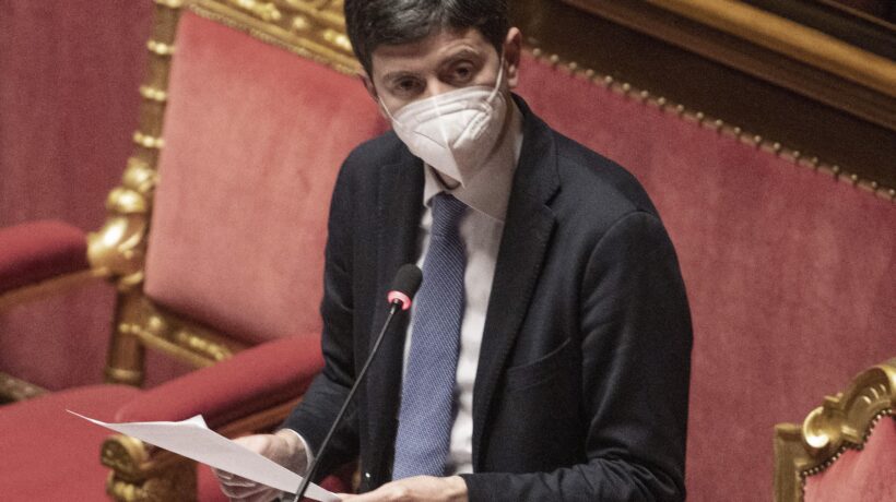 Crepa sul fronte dei medici: «Non sospendo colleghi che non si sono vaccinati»