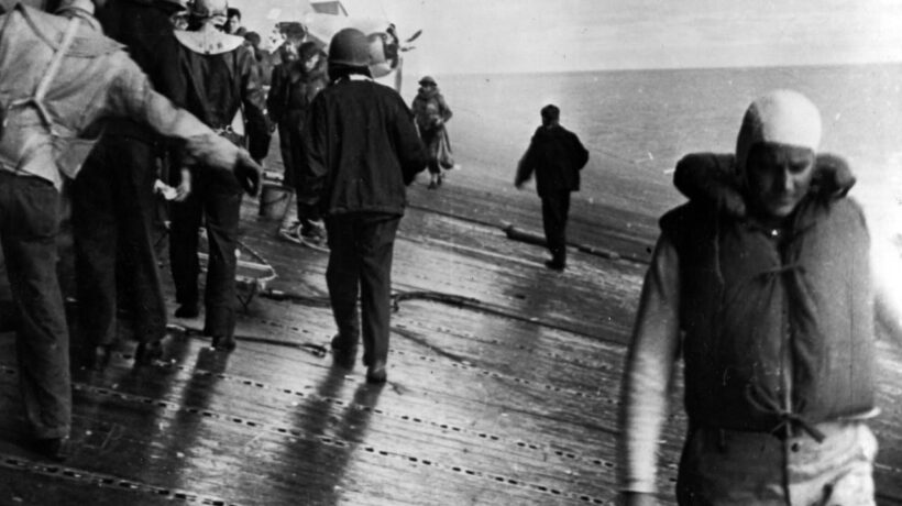 Il ponte della USS Yorkshire visibilmente inclinato dopo l'attacco degli aerosiluranti giapponesi (Us Navy Archives)