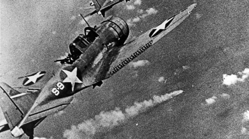 I bombardieri in picchiata SBD Dauntless decollati dalla portaerei USS Hornet (Us Navy Archives)