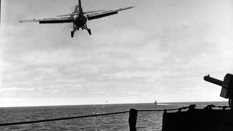 Un caccia Grumman F4F decolla dalla USS Yorkshire (Us Navy Archives)