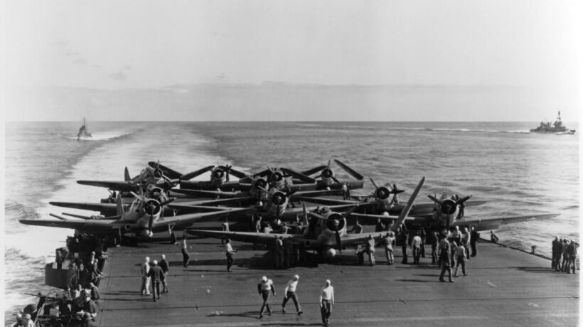Aerosiluranti del Torpedo Sqn.6 sul ponte della USS Enterprise (Us Navy Archives)