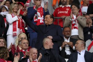 È tornato il Cavaliere. In serie A è l’unico a tirare fuori i soldi anziché contarli
