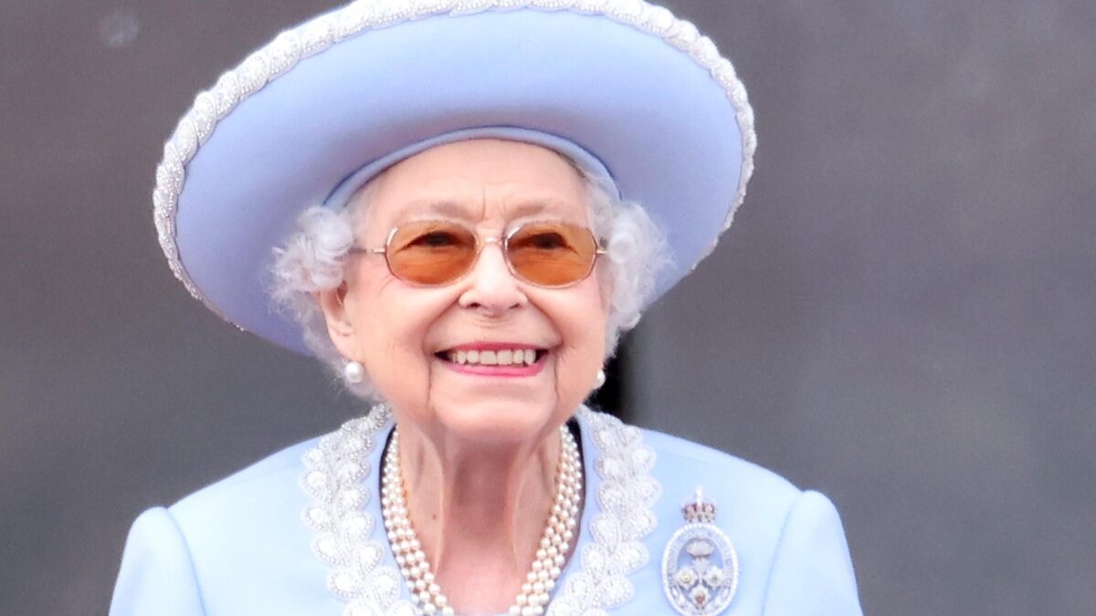 A 96 anni la Regina insegna il futuro ai leader che fingono di essere giovani
