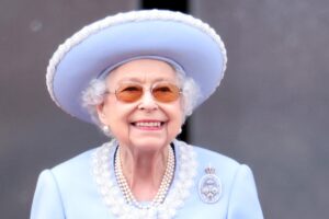 A 96 anni la Regina insegna il futuro ai leader che fingono di essere giovani