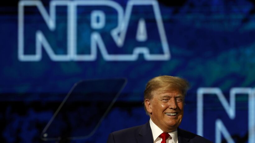 Bandierina di Trump in Pennsylvania. Guerra a Biden su energia e prezzi